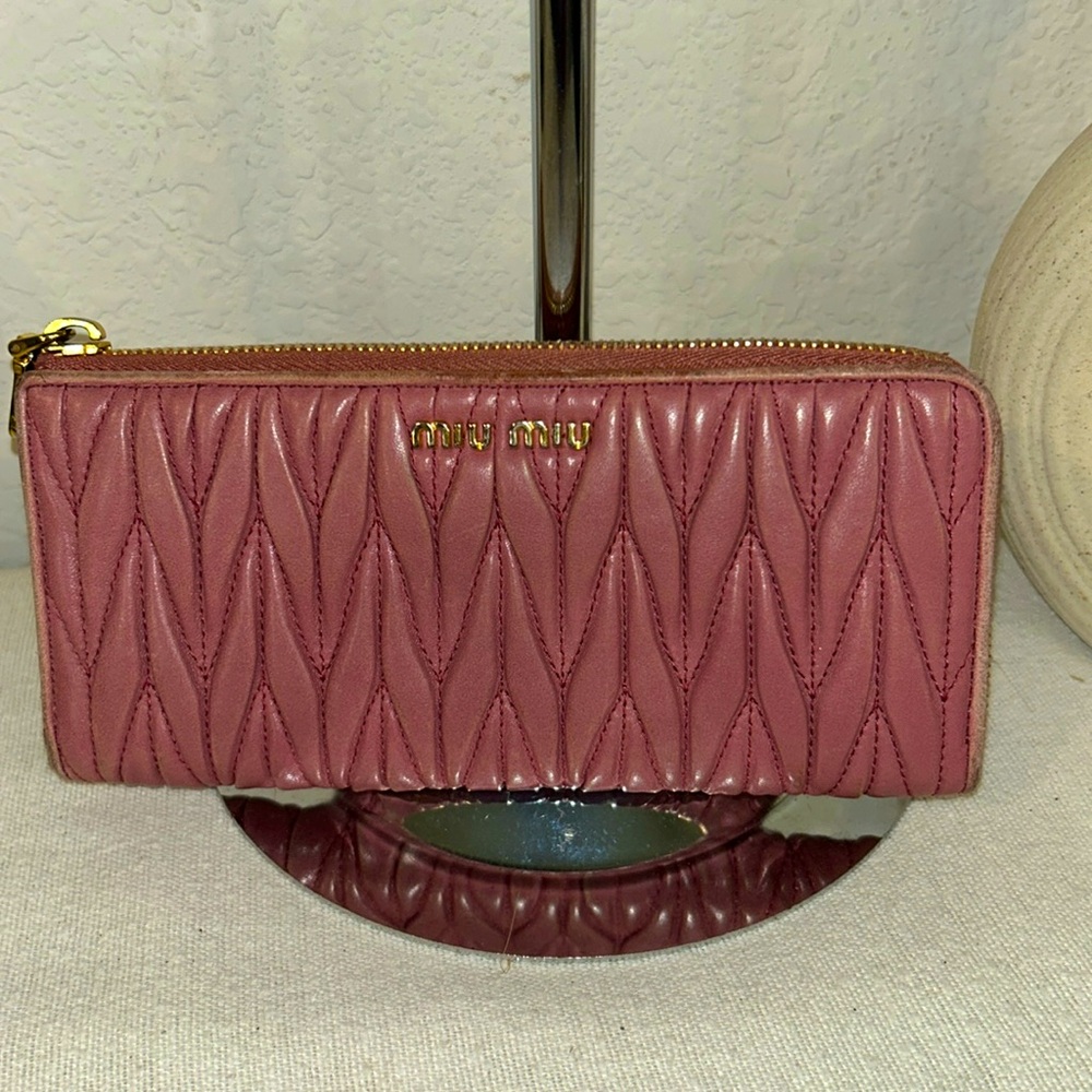 💯 Authentic Miu miu long zippy wallet